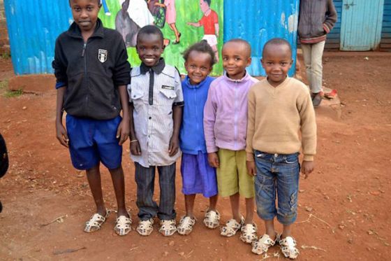 Niños con zapatos nuevos.