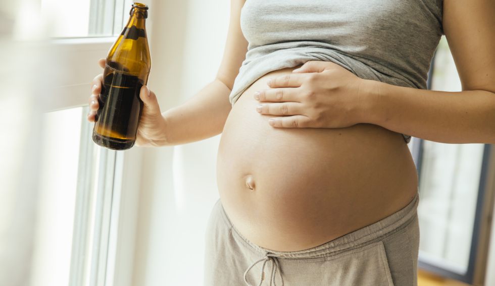 El alcohol en la sangre de la madre pasa al bebé a través del cordón umbilical. Beber alcohol durante el embarazo puede causa