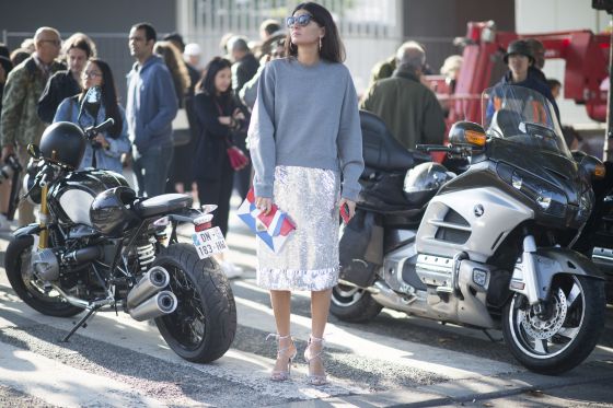 La editora de moda Giovanna Battaglia, en una calle de París durante la reciente semana de la moda de la capital francesa