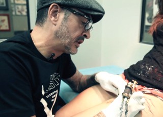 Así trabaja el Bara, el tatuador más famoso de Madrid