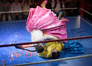  Las cholitas durante su combate en Madrid