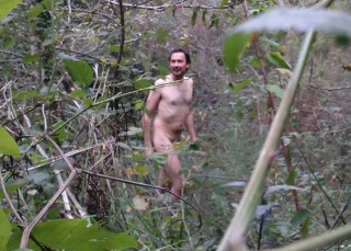 El nudista que le canta a Kim Kardashian