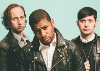 Algiers, con el puño en alto