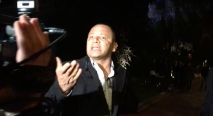 El padre de Nyemar agredió a los periodistas.