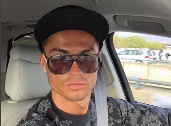 Según los especialistas en estética, estas cejas perfiladas que se depila Ronaldo son un espanto. La foto la ha publicado Cristiano en su Instagram.