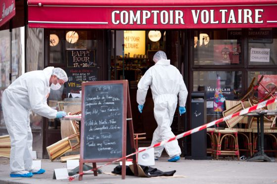 Forenses de la policía recogen muestras en el Café Comptoir Voltaire, uno de los atacados la noche del viernes.