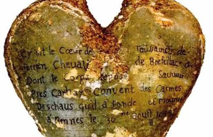 Urna de plomo en forma de coraz&oacute;n con una inscripci&oacute;n en la que se identifica la pertenencia del coraz&oacute;n a Toussaint Perrien, Caballero de Brefeillac.rn rn 