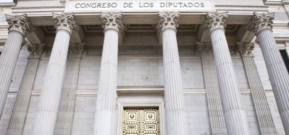 -FOTODELDIA- GRA045. MADRID, 14122015.- Policía Nacionales del Congreso de los Diputados en las escalinatas de la Cámara Baja, poco antes del minuto de silencio guardado hoy por Isidro Gabino Sanmartín Hernández y Jorge García Tudela, los dos policías fallecidos el pasado fin de semana tras un atentado terrorista cerca de la embajada española en Kabul (Afganistán). EFELuca Piergiovanni