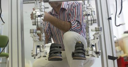 Trabajo en el CSIC en un exoesqueleto para ayudar a andar.
