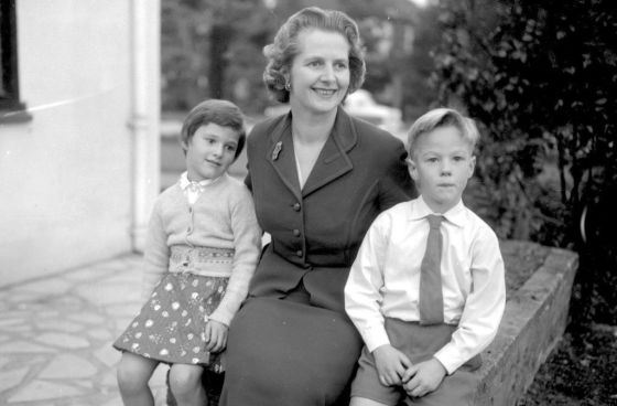 Margaret Thatcher, entre sus hijos gemelos Carol y Mark en 1959.