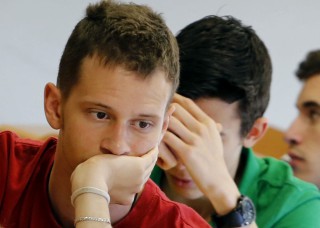 Estudiantes, ante una prueba de selectividad en Barcelona.