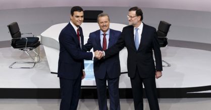 Mariano Rajoy, a la derecha, y Pedro Sánchez, a la izquierda, antes del debate televisivo del pasado lunes entre ambos candidatos a la presidencia del Gobierno.