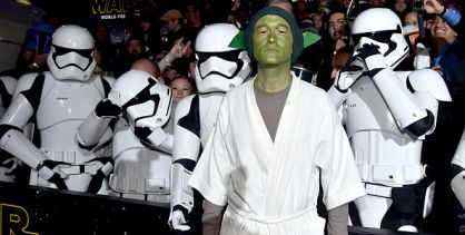 ¿Qué estrella se presentó al estreno de 'Star Wars' disfrazado de Yoda?