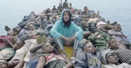 Miley Cyrus se pone pañales; M.I.A. lanza un visceral manifiesto político
