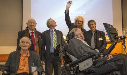 De izquierda a derecha, Harold Kroto, Alexi Leonov, Richard Dawkins, Brian May, Garik Israelian y Stephen Hawking, en la presentaci&oacute;n de la medalla Starmus, hoy en Londres.