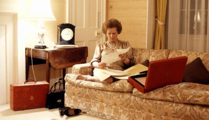 Margaret Thatcher camino al Parlamento europeo. Abajo, en Downing Street en 1983.