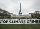 Activistas climáticos se manifiestan frente a la torre Eiffel el 12 de diciembre.
