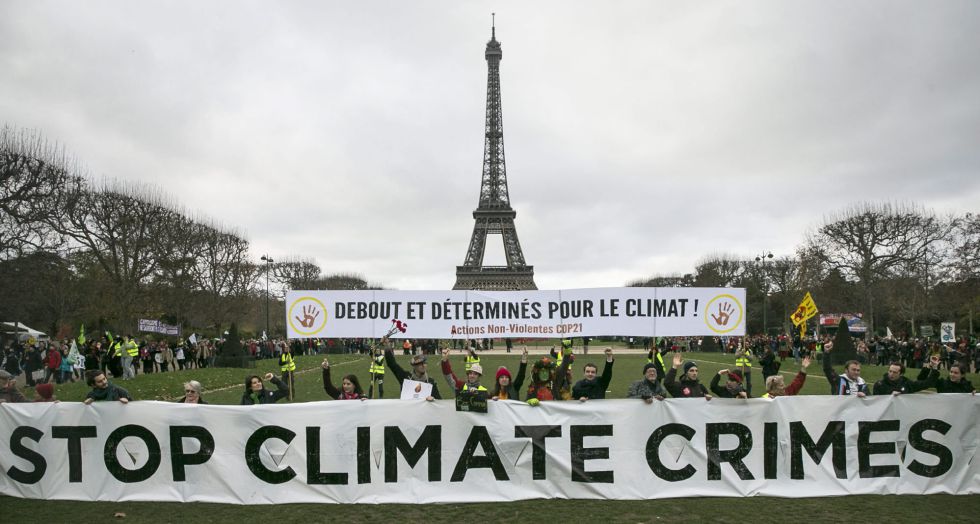 Activistas climáticos se manifiestan frente a la torre Eiffel el 12 de diciembre.