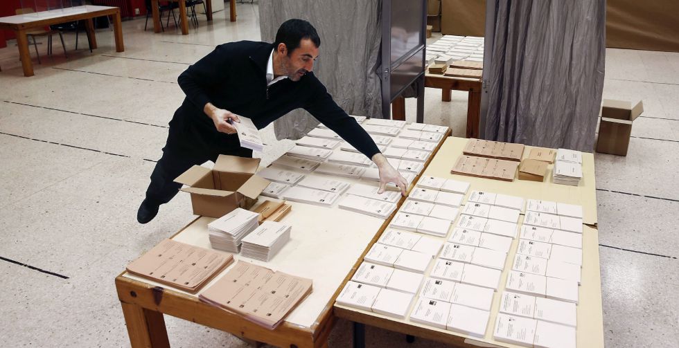 Final preparations are made at one of Spain’s polling stations ahead of the 2015 general elections.