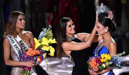 Pia Wurtzbach es coronada frente a Miss Colombia, que hab&iacute;a sido dada como ganadora. 