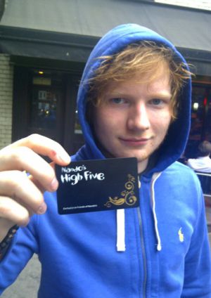 Ed Sheeran muestra su tarjeta VIP de Nandos