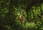 Una mujer Waorani camina por la selva en Gareno, a 175 kil&oacute;metros de Quito.