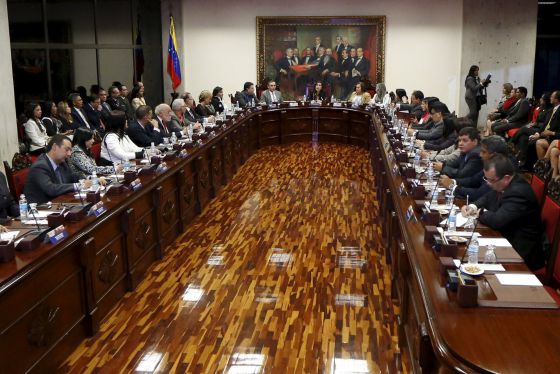 El nuevo Tribunal Supremo venezolano, nombrado por la Asamblea saliente, durante su primera reunión en Caracas. El nuevo Tribunal Supremo venezolano, nombrado por la Asamblea saliente, durante su primera reunión en Caracas.
