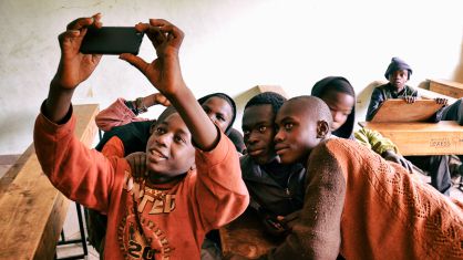 Un grupo de recién llegados a la escuela de Amref s se hace un 'selfie'.