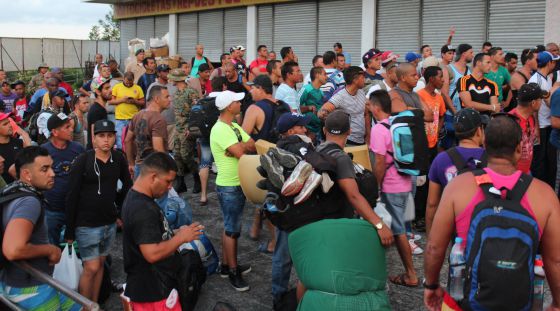 Inmigrantes cubanos tratan de ubicarse en hoteles, ayer en Paso Canoas (Panamá). 