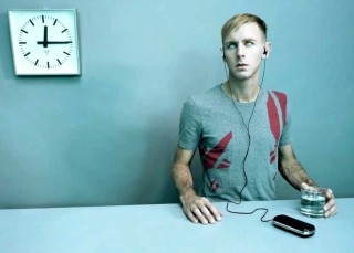 Richie Hawtin se corta el flequillo