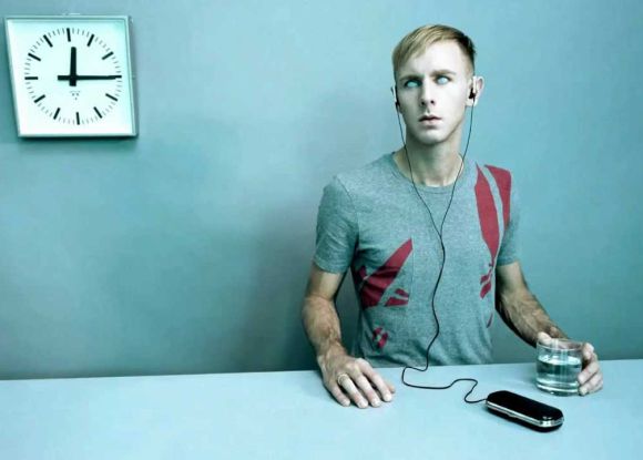 Richie Hawtin se corta el flequillo