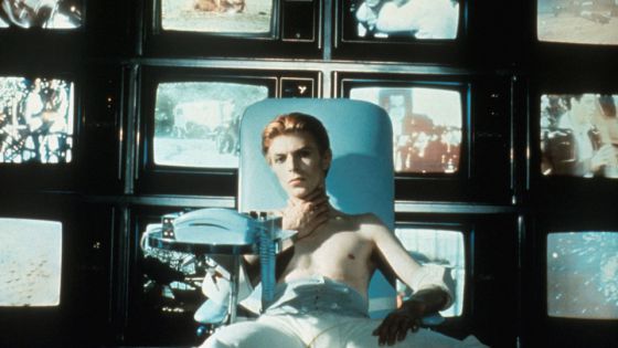 Bowie em um fotograma do filme 'The man who fell to Earth' (1976)