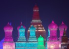 Visitantes pasean por la ciudad de hielo de Harbin (China).  