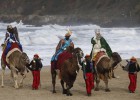 Los Reyes Magos a su llegada en camello a la donostiarra playa de La Zurriola, desde donde se han dirigido al Ayuntamiento a recibir las cartas de los ni&ntilde;os antes de desfilar en la tradicional cabalgata.rn 
