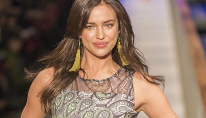 Irina Shayk, en la pasarela de Desigual.