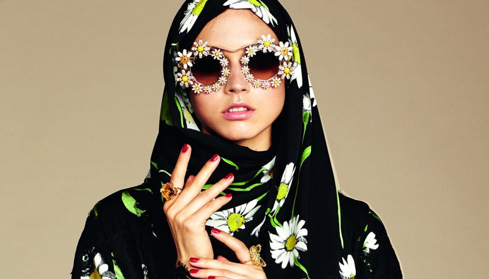 Modelo posa con la colección Abaya, de Dolce & Gabanna.