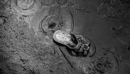 La sandalia de un ni&ntilde;o entre restos del terremoto de Nepal.