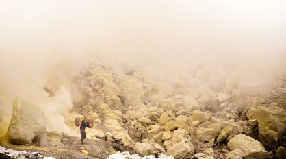 Un trabajador carga con azufre en el volcán Kawah Ijen, en la isla de Java.