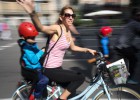 Una de las participantes en una 'bicicletada' en Barcelona.