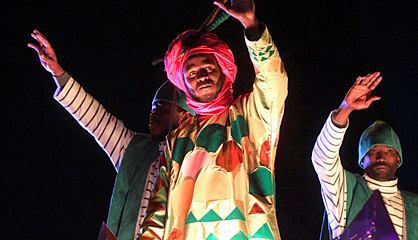 El Rey Baltasar saluda durante la cabalgata en Madrid.