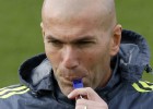 GRA035. MADRID, 08012016.- El entrenador del Real Madrid, el francés Zinedine Zidane, durante el entrenamiento realizado hoy en la Ciudad Deportiva de Valdebebas, para preparar el partido de la décimo novena jornada de Liga que les enfrenta al Deportivo de La Coruña en el estadio Santiago Bernabéu, en el debut del técnico galo al frente del conjunto blanco. EFEkiko Huesca