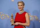 Jennifer Lawrence sostiene el premio a la mejor actriz protagonista en la categor&iacute;a de comedia o musical por 'Joy'. 