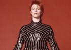 David Bowie con un dise&ntilde;o del japon&eacute;s Kansai Yamamoto.
