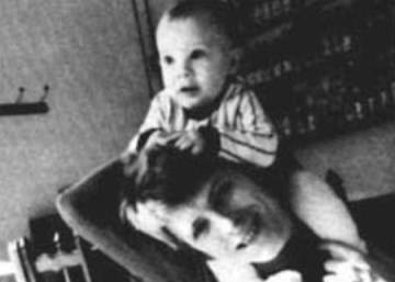 La tierna foto con la que el hijo de David Bowie ha anunciado la muerte