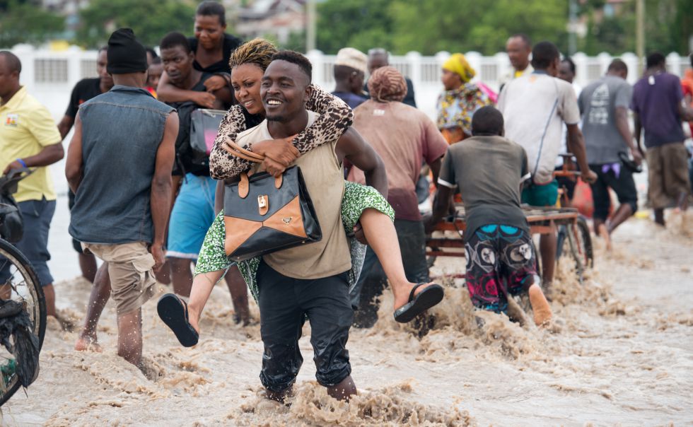 Peatones en cruzan las calles inundadas de Dar es Salaam (Tanzania).