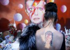 Una mujer visita el mura de David Bowie en Brixton, Londres. 