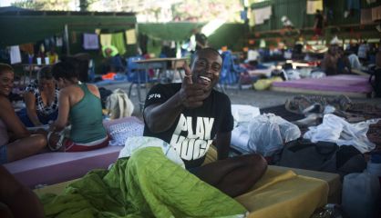 Migrantes cubanos en un albergue de La Cruz de Guanacaste.