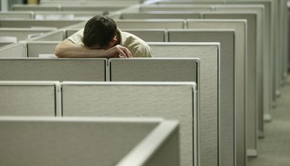 La presi&oacute;n para conseguir el &eacute;xito laboral, la conciliaci&oacute;n familiar y el reconocimiento social es uno de los factores de riesgo de suicidio actual.