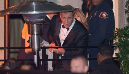 Mel Gibson junto a su pareja (tras la estufa) en la fiesta posterior a los Globos de Oro. 