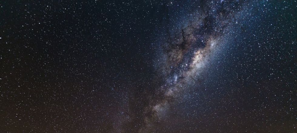 La Vía Láctea se dibuja sobre la residencia del Observatorio de Paranal, que cuenta con uno de los mejores cielos del planeta para las observaciones científicas, con más de 300 noches despejadas al año.